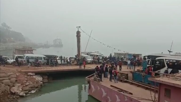 দুই নৌরুটে ফেরি চলাচল স্বাভাবিক