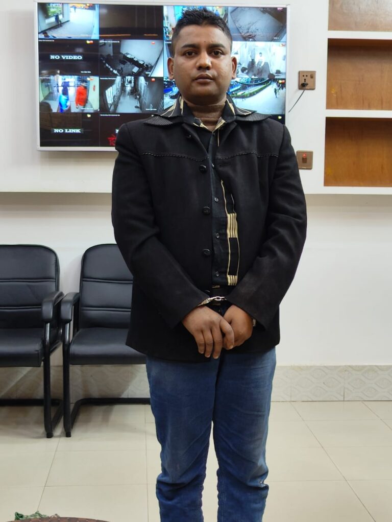 চাঁপাইনবাবগঞ্জে আমেরিকার তৈরি পিস্তলসহ যুবক গ্রেপ্তার
