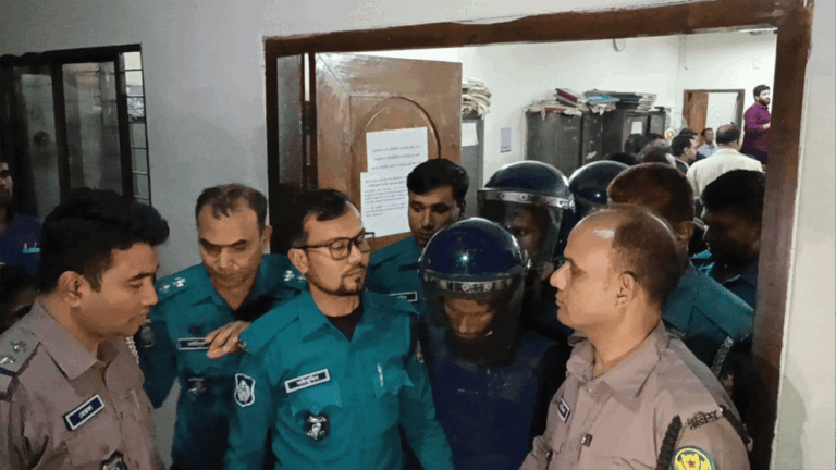 প্রথম আলো কার্যালয়ে অগ্নিসংযোগ ও হামলা: ১৫ আসামি কারাগারে