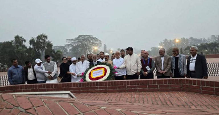 পথে তারেক রহমান, মঈন খানের নেতৃত্বে জাতীয় স্মৃতিসৌধে শ্রদ্ধা নিবেদন