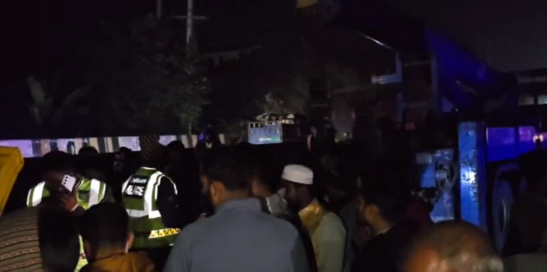 টাঙ্গাইলে কাভার্ডভ্যানের পেছনে ট্রাকের ধাক্কায় নিহত ২