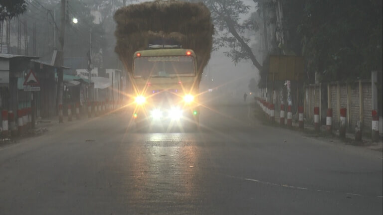 কুয়াশার চাদরে মোড়া লালমনিরহাট, হেডলাইটের আলোতে চলছে যানবাহন