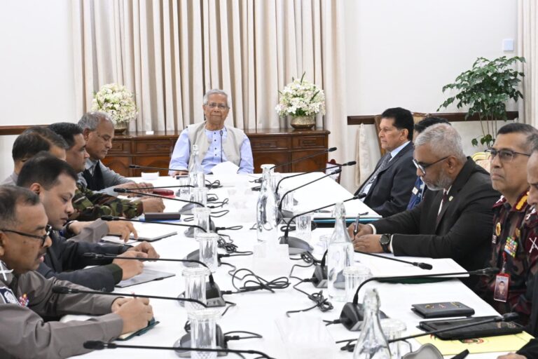 আইনশৃঙ্খলা পরিস্থিতি পর্যালোচনায় প্রধান উপদেষ্টার নেতৃত্বে বৈঠক