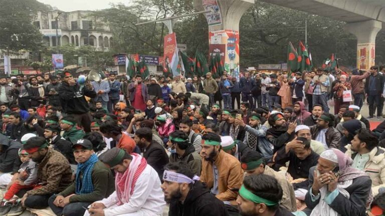 চতুর্থ দিনের মতো শাহবাগ অবরোধ ইনকিলাব মঞ্চের