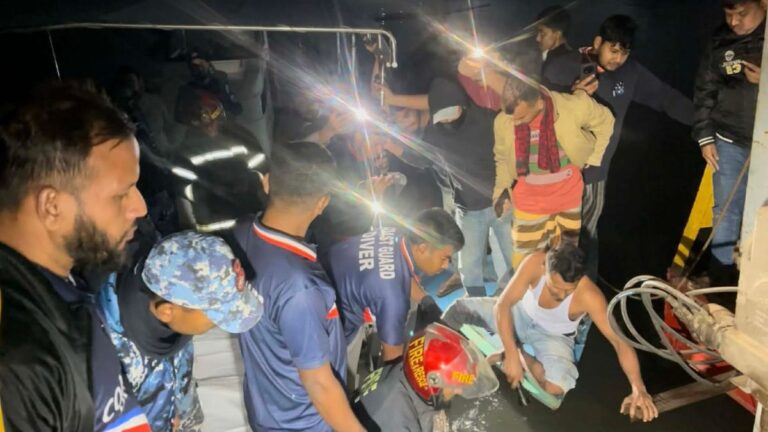 ফেরি থেকে ট্রাকসহ ৫ যানবাহন নদীতে, তিনজনের মরদেহ উদ্ধার