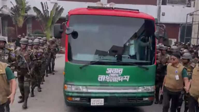 ‘লাল সবুজের’ বাসে উঠে সমাবেশস্থলে যাচ্ছেন তারেক রহমান