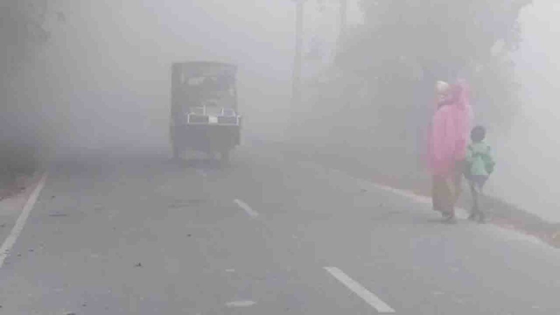 ঘন কুয়াশায় বিপাকে পঞ্চগড়ের জনজীবন