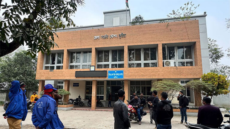 কুষ্টিয়া নির্বাচন অফিসে দুর্বৃত্তদের আগুন, পুড়েছে নথি