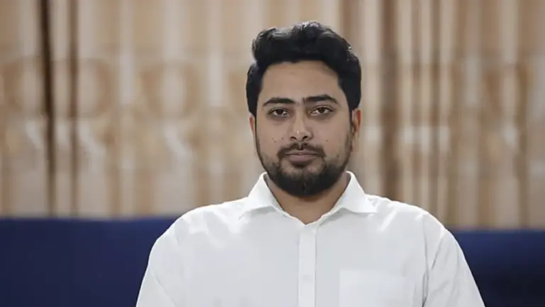 ওসমান হাদিকে দেখতে হাসপাতালে নাহিদ ইসলাম
