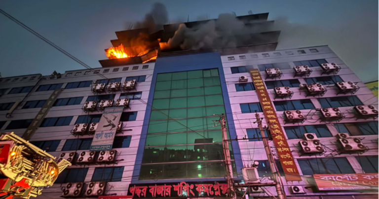 গুলিস্তান খদ্দর শপিং কমপ্লেক্সে আগুন, নিয়ন্ত্রণে ফায়ার সার্ভিস