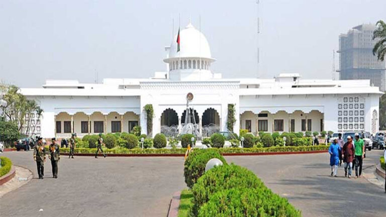 রাষ্ট্রপতির সঙ্গে সাক্ষাৎ করতে বঙ্গভবনে সিইসিসহ কমিশনাররা