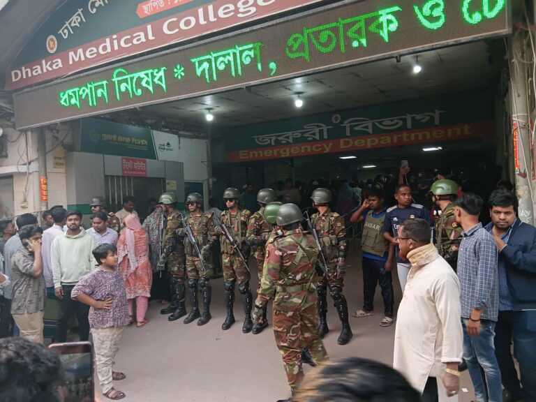 ঢাকা মেডিকেলে সেনাবাহিনী মোতায়েন