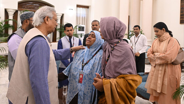 ওসমান হাদির পরিবারের সঙ্গে প্রধান উপদেষ্টার সাক্ষাৎ, উন্নত চিকিৎসা নিশ্চিতের আশ্বাস