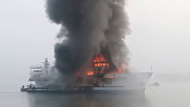 সেন্ট মার্টিনগামী জাহাজে আগুনে নিহত ১