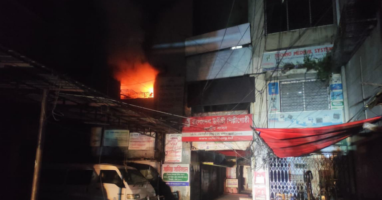 আধাঘণ্টা পর উদীচী কার্যালয়ের আগুন নিয়ন্ত্রণে