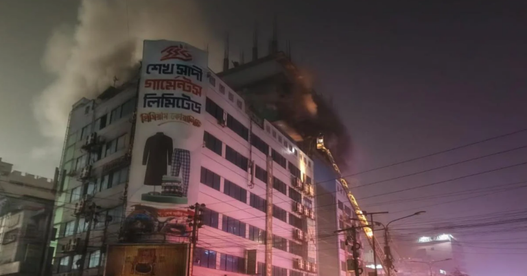 গুলিস্তান ‘খদ্দর শপিং কমপ্লেক্সে’ লাগা আগুন নিয়ন্ত্রণে