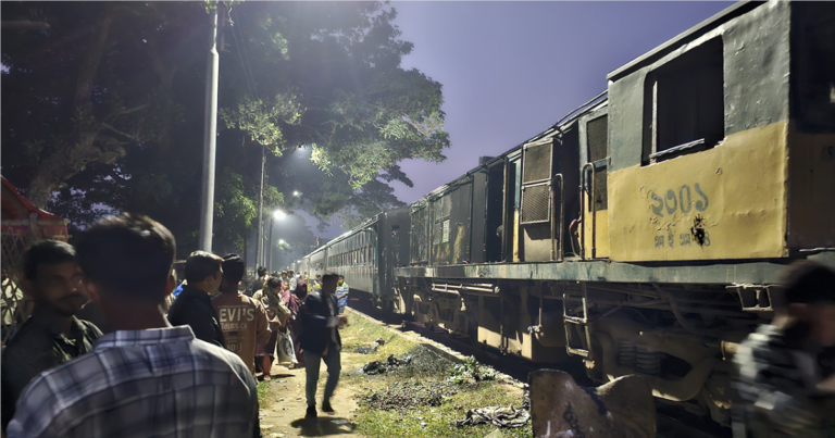 ২ ঘণ্টা পর ঢাকা-ময়মনসিংহ রুটে ট্রেন চলাচল স্বাভাবিক
