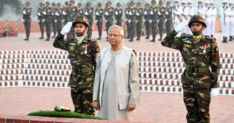 জাতীয় স্মৃতিসৌধে বীর শহীদদের প্রতি শ্রদ্ধা জানালেন প্রধান উপদেষ্টা