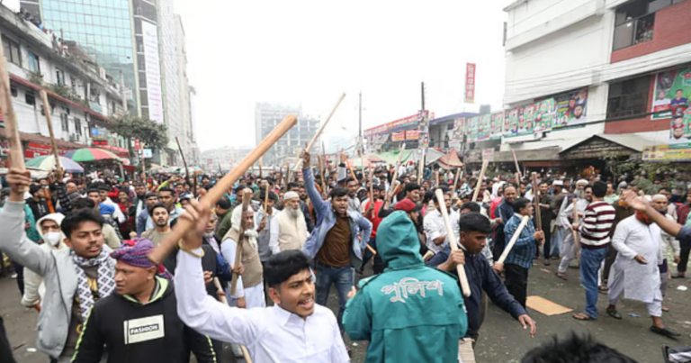 কারওয়ান বাজারে ব্যবসায়ীদের ‘চাঁদাবাজি বিরোধী’ মানববন্ধনে হামলা