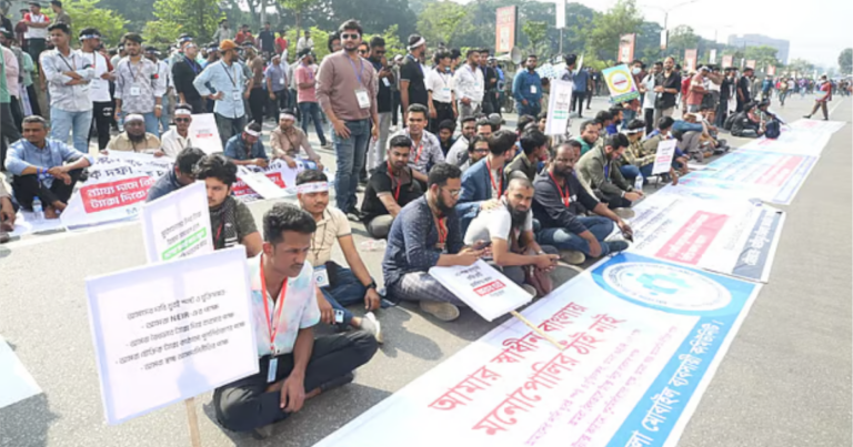 আগারগাঁও সড়কে মোবাইল ব্যবসায়ীদের অবরোধ, যান চলাচল বন্ধ