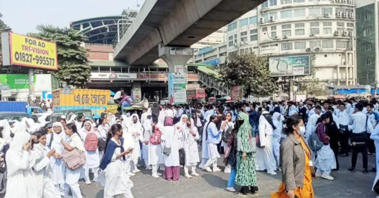 ৫ কলেজ শিক্ষার্থীদের শাহবাগ অবরোধ, যান চলাচল বন্ধ