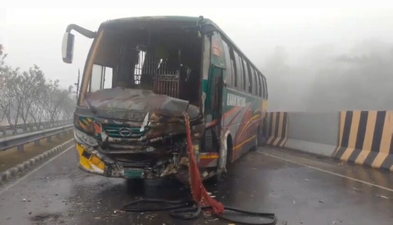 ঘন কুয়াশায় ভাঙ্গা এক্সপ্রেসওয়ে ত্রিমুখী সংঘর্ষে আহত ১০