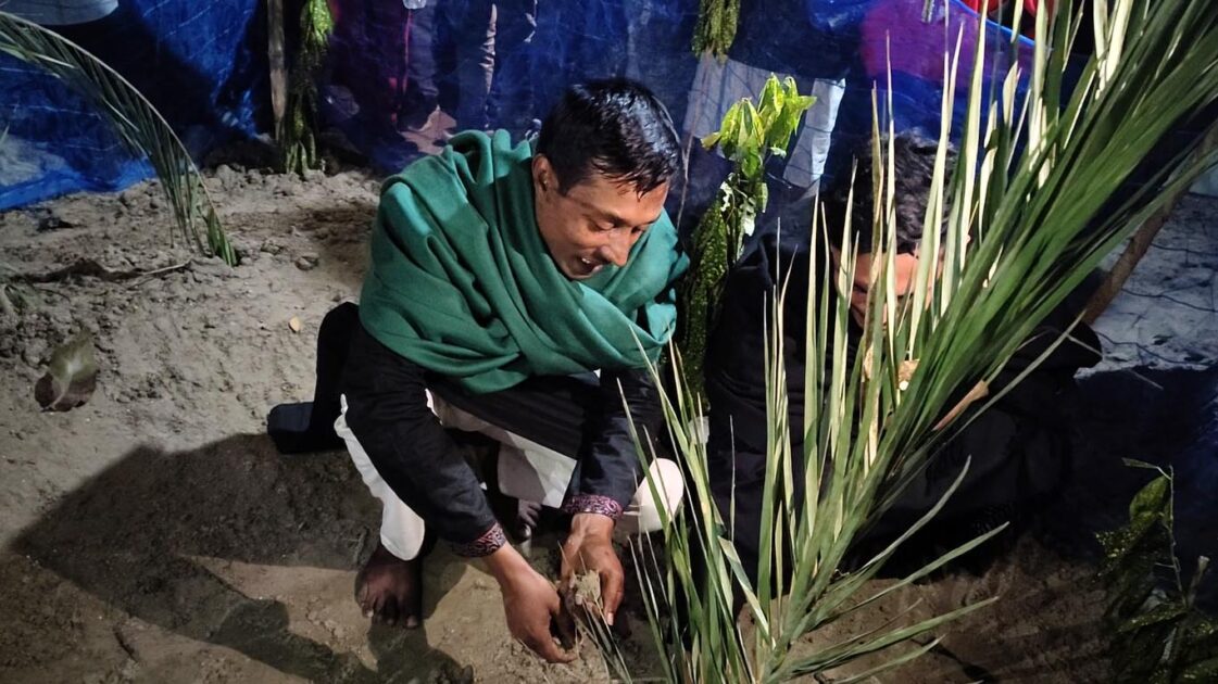 স্ত্রী-সন্তানের কবর ছুঁয়ে অঝোরে কাঁদলেন সাদ্দাম