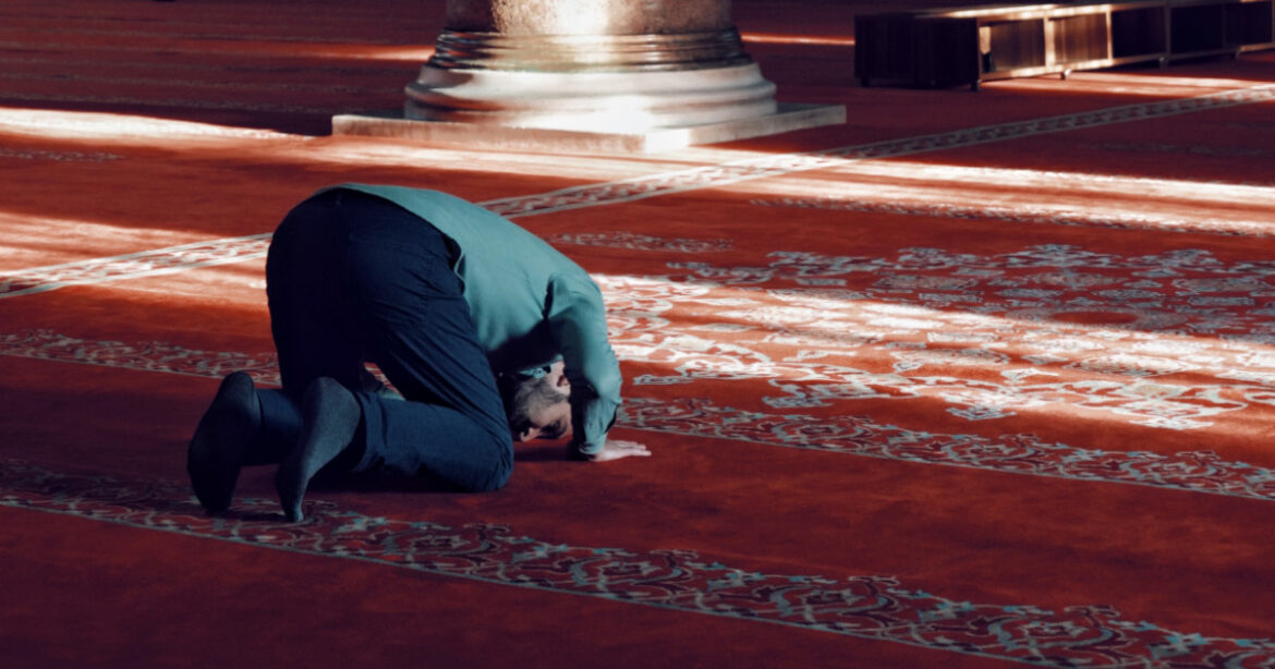 প্রত্যেক প্রাপ্তবয়স্ক নারী ও পুরুষের জন্য পাঁচ ওয়াক্ত নামাজ পড়া ফরজ। যতই ব্যস্ততা থাকুক না কেন, সময়মতো নামাজ পড়া প্রত্যেক মুসলমানের ওপর ফরজ।