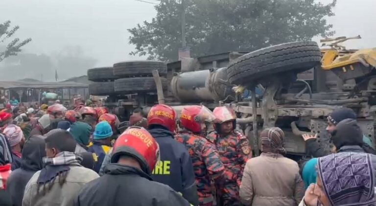 বছরের প্রথম দিনেই রাজশাহীতে ট্রাকচাপায় নিহত ৪