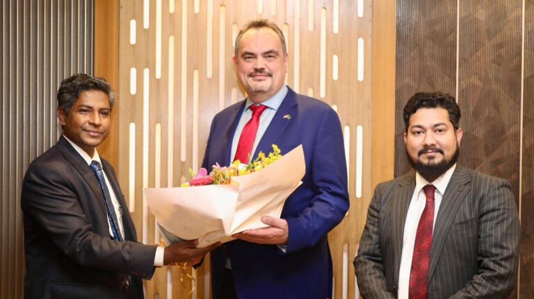 নতুন মার্কিন রাষ্ট্রদূত ব্রেন্ট ক্রিস্টেনসেন ঢাকায় পৌঁছেছেন