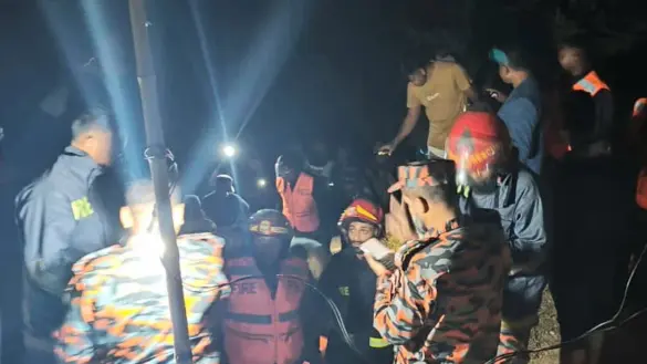 চট্টগ্রামের রাউজান উপজেলায় নলকূপের গর্তে পড়ে যাওয়া পাঁচ বছর বয়সী শিশু মিসবাহকে জীবিত উদ্ধার করা হয়েছে।