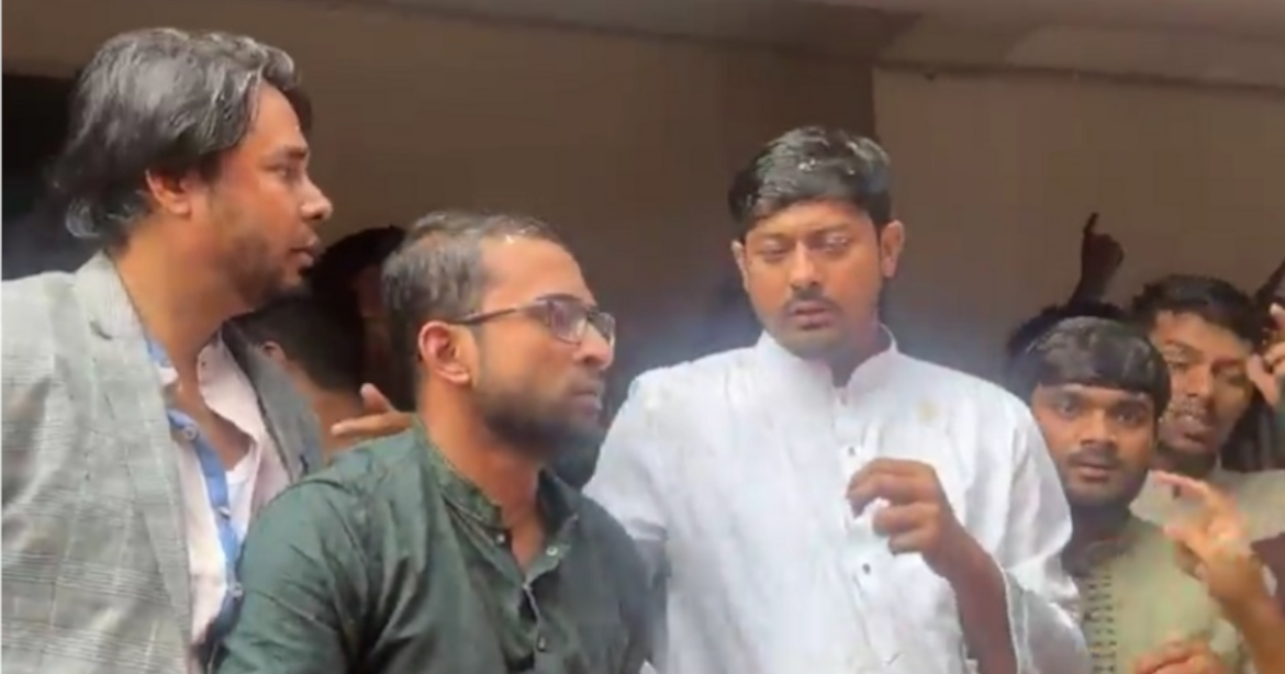 জাতীয় নাগরিক পার্টি (এনসিপি) মুখ্য সমন্বয়ক ও ঢাকা-৮ আসনে ১১ দলীয় জোট প্রার্থী নাসীরুদ্দীন পাটওয়ারী'র নির্বাচনী প্রচার সভায় আবারও ডিম নিক্ষেপ করার ঘটনা ঘটেছে।