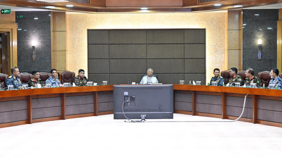 সেনাসদরে সশস্ত্র বাহিনীর জ্যেষ্ঠ কর্মকর্তাদের সঙ্গে মতবিনিময় সভা