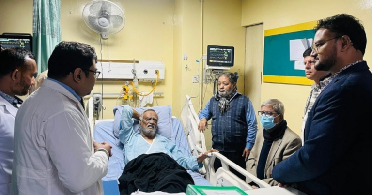 মোস্তফা জামান হায়দারকে দেখতে হাসপাতালে ফখরুল