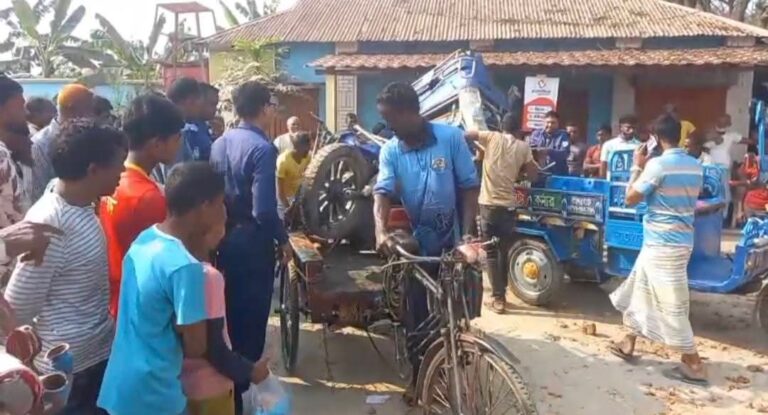 গাইবান্ধায় কাভার্ডভ্যানের চাপায় অটোরিকশার ২ যাত্রী নিহত