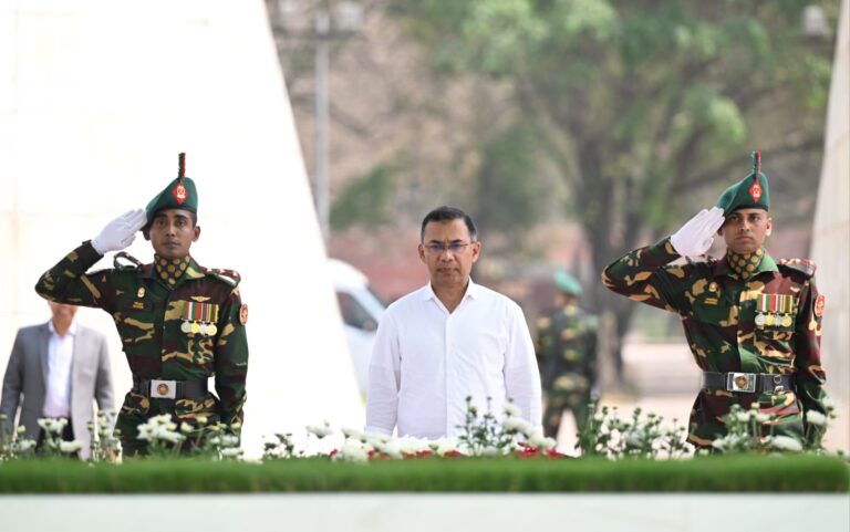 জিয়াউর রহমান ও খালেদা জিয়ার সমাধিতে প্রধানমন্ত্রীর শ্রদ্ধা