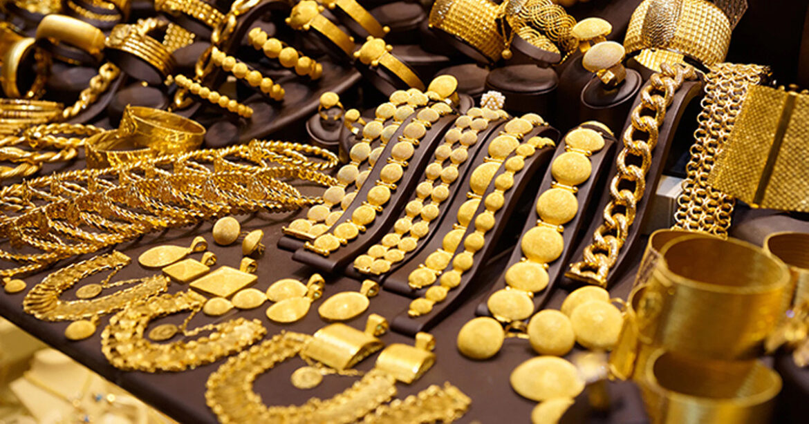 দেশের বাজারে ভরিতে ১ হাজার ৯২৫ কমিয়ে ২২ ক্যারেট এক ভরি স্বর্ণের দাম ২ লাখ ৫৭ হাজার ৭৭৪ টাকা নির্ধারণ করেছে বাজুস।