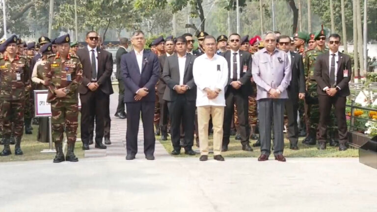 বনানী সামরিক কবরস্থানে রাষ্ট্রপতি ও প্রধানমন্ত্রীর শ্রদ্ধা