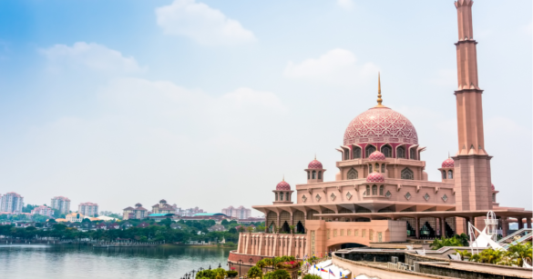 প্রত্যেক প্রাপ্তবয়স্ক নারী ও পুরুষের জন্য পাঁচ ওয়াক্ত নামাজ পড়া ফরজ। যতই ব্যস্ততা থাকুক না কেন, সময়মতো নামাজ পড়া প্রত্যেক মুসলমানের ওপর ফরজ।