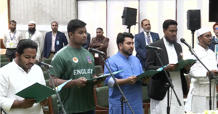 শপথ নিলেন এনসিপি’র নির্বাচিত ৬ সংসদ সদস্য