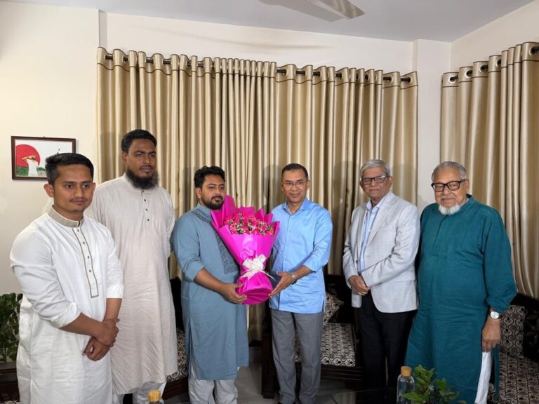 ফুল নিয়ে নাহিদ ইসলামের বাসায় তারেক রহমান