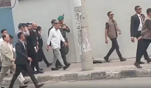 সচিবালয় থেকে হেঁটে ওসমানী স্মৃতি মিলনায়তন-এ গিয়ে একুশে পদক প্রদান অনুষ্ঠানে যোগ দিয়েছেন প্রধানমন্ত্রী তারেক রহমান।