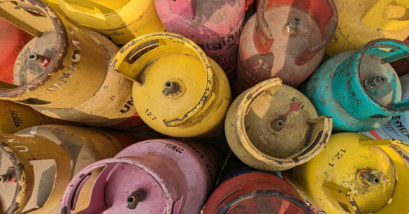 ভোক্তা পর্যায়ে এলপি গ্যাসের দাম বাড়ানোর ঘোষণা দিয়েছে সরকার। ফেব্রুয়ারি মাসে প্রতি ১২ কেজি সিলিন্ডারের দাম ১ হাজার ৩৫৬ টাকা নির্ধারণ করা হয়েছে।