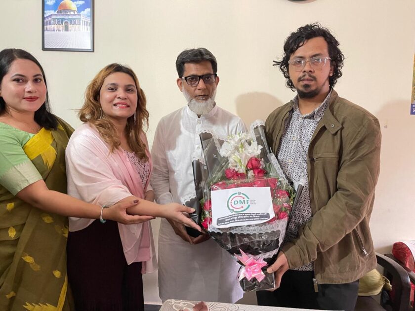 ঢাকা-৯ আসনের নবনির্বাচিত সংসদ সদস্য হাবিবুর রশিদ হাবিবকে ফুলেল শুভেচ্ছা ও অভিনন্দন জানিয়েছে (ডিএমএফ)