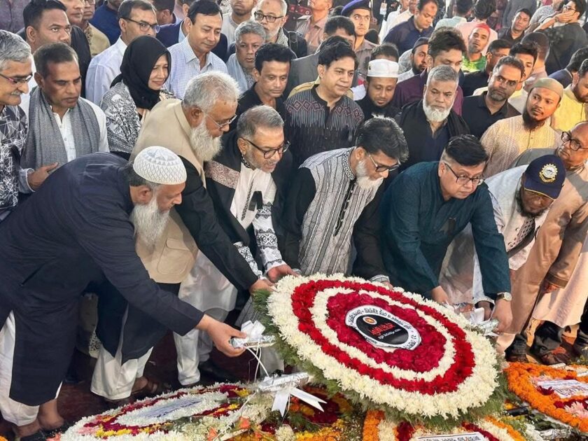 শহীদ মিনারে ভাষা শহীদদের প্রতি প্রতিমন্ত্রী হাবিবুর রশিদের শ্রদ্ধা
