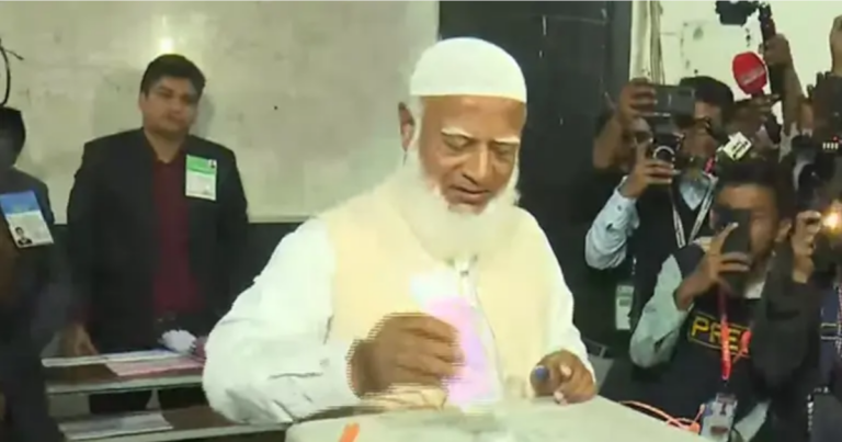 মনিপুর বয়েজ হাইস্কুল কেন্দ্রে ভোট দিলেন জামায়াত আমির