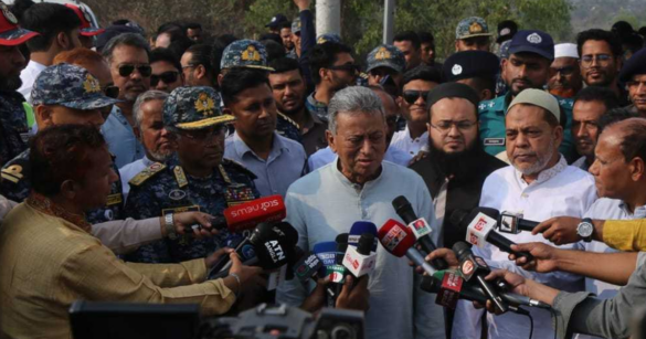 অর্থ ও পরিকল্পনামন্ত্রী আমীর খসরু মাহমুদ চৌধুরী বলেছেন, দেশের নাজুক অর্থনীতি পুনরুদ্ধারে ট্যাক্স বাড়াতে হবে, বিনিয়োগ বাড়াতে হবে।