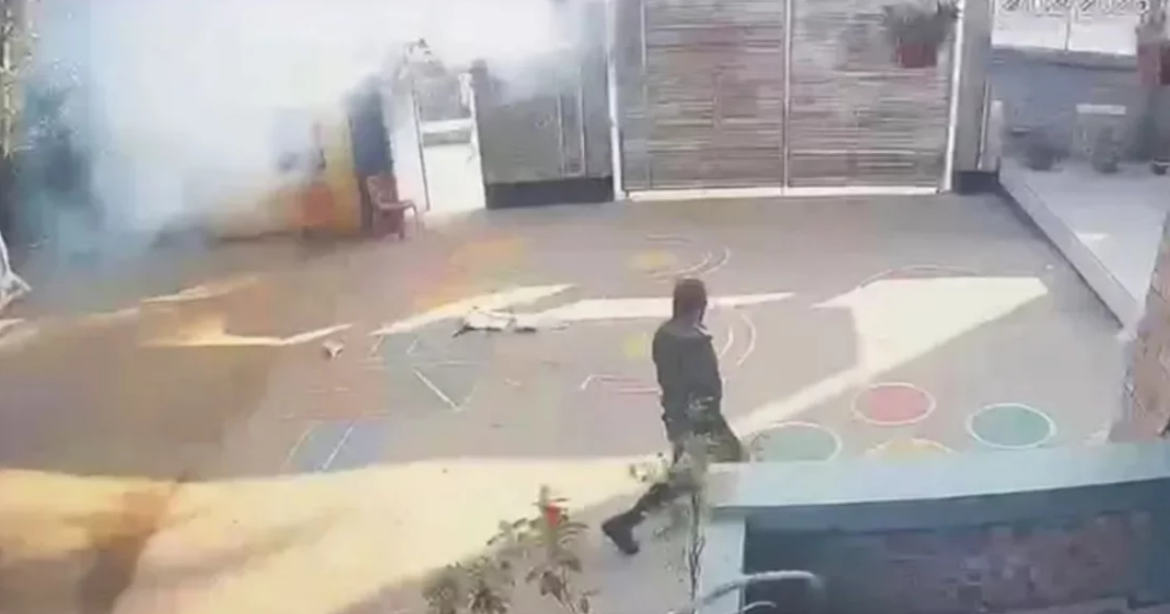 গোপালগঞ্জ সদর উপজেলার একটি ভোটকেন্দ্রে ভোট গ্রহণ চলাকালে ককটেল নিক্ষেপের ঘটনা ঘটেছে। এতে দুই আনসার সদস্যসহ ৩জন আহত হয়েছেন।