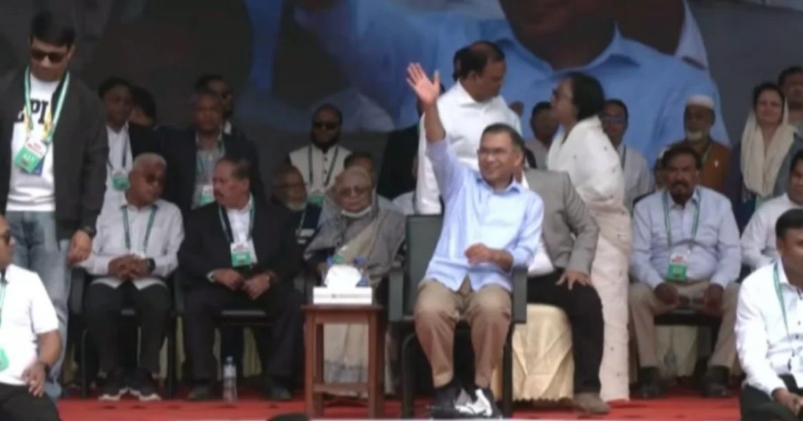 নির্বাচনী প্রচারণায় অংশ নিতে দীর্ঘ ২০ বছর পর বরিশাল নগরীর বেলস পার্ক মাঠে জনসভা মঞ্চে উঠেছেন বিএনপি চেয়ারম্যান তারেক রহমান।