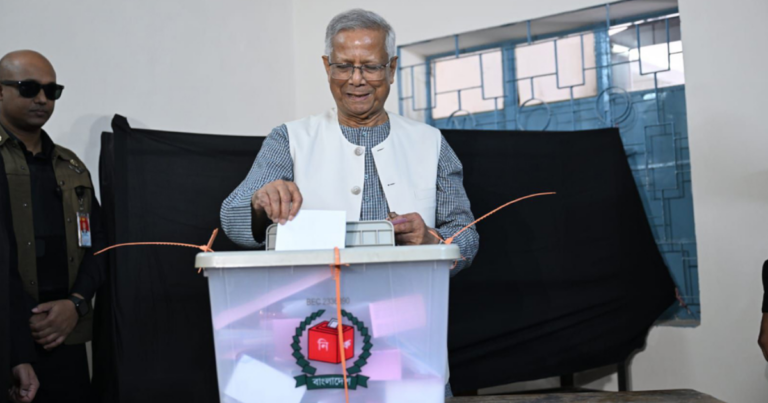 গুলশান মডেল স্কুল কেন্দ্রে ভোট দিলেন প্রধান উপদেষ্টা